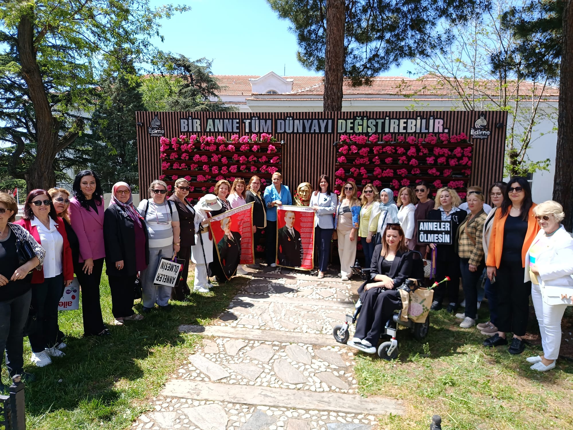 Edirne’de Anneler Günü, Edirne Kadın Dayanışması ve Edirne Belediyesi’nin iş birliğiyle düzenlenen duygu dolu bir programla kutlandı. Kentin kadınları, ulu önder Mustafa Kemal Atatürk’ün annesi Zübeyde Hanım’ın büstü önünde bir araya gelerek dayanışma mesajları verdi.